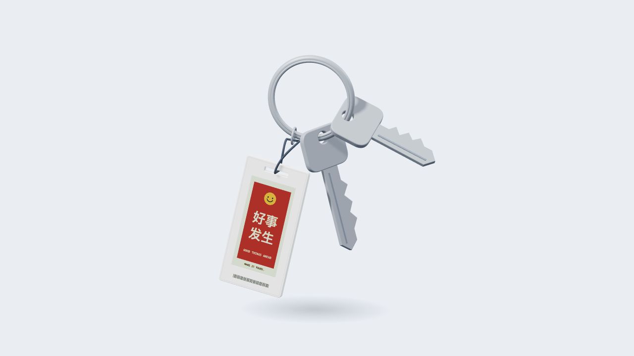 灰色钥匙环上的白色电子标签，四色屏幕写着好事发生